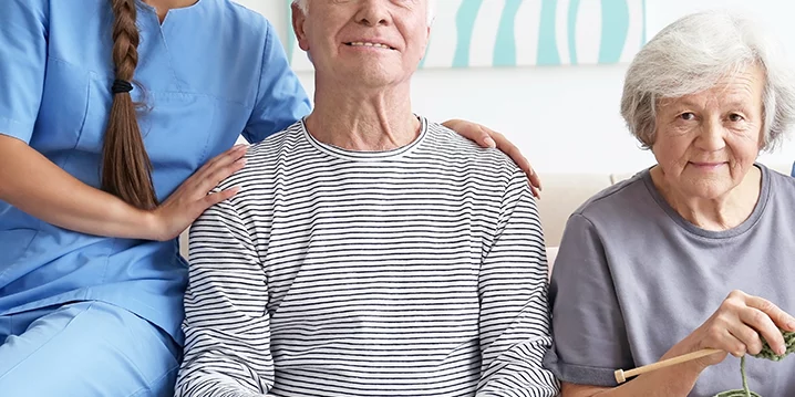 Avantages fiscaux senior (2) Assistante de vie avec deux personnes âgées