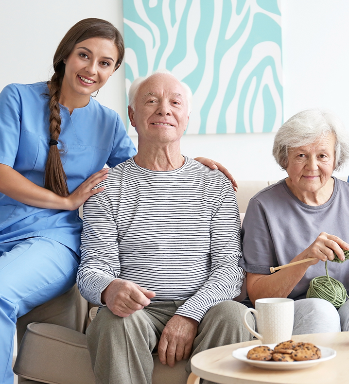 Assistante de vie avec deux personnes âgées